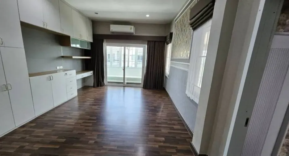 Casa en venta de 5 habitaciones en Bang Yai, Nonthaburi