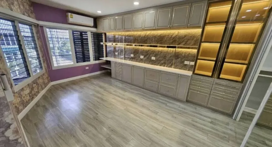 Casa en venta de 5 habitaciones en Bang Yai, Nonthaburi