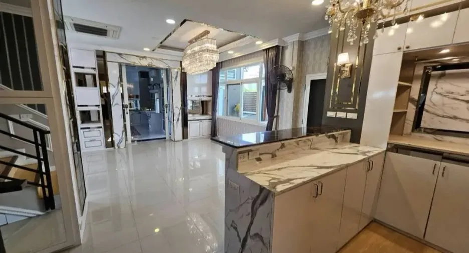 Casa en venta de 5 habitaciones en Bang Yai, Nonthaburi