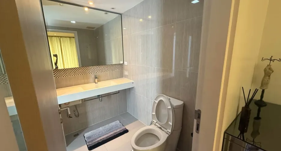 For rent 2 bedrooms condo in Watthana, Bangkok