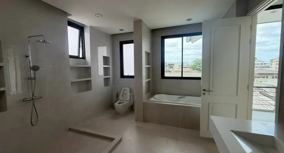 For rent 4 ベッドルーム house in Bang Sue, Bangkok
