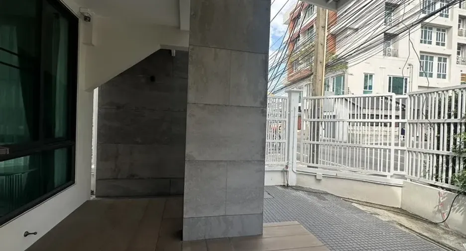 出租 3 卧室 联排别墅 在 Watthana, 曼谷