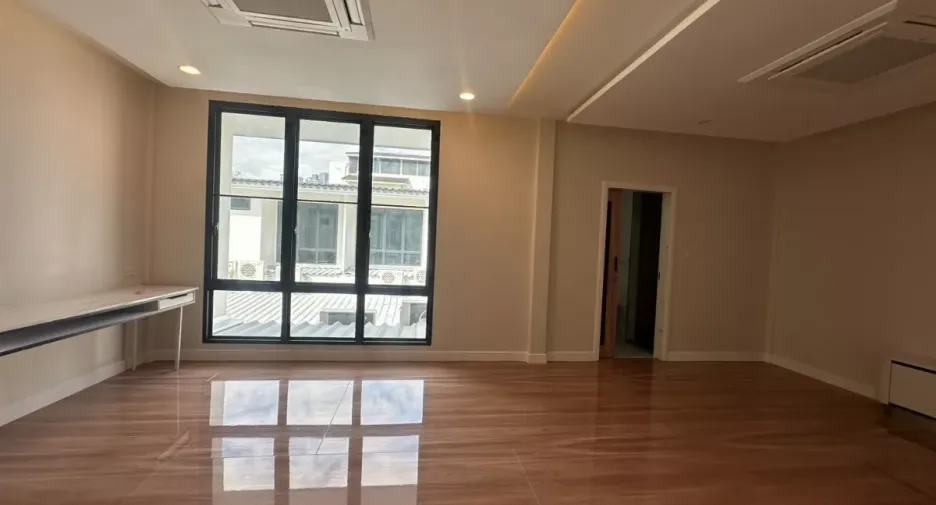 出租 4 卧室 联排别墅 在 Watthana, 曼谷