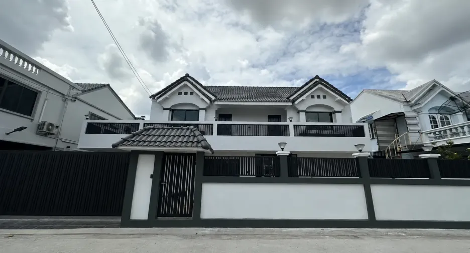 Oficina en alquiler de 7 habitaciones en Phra Khanong, Bangkok