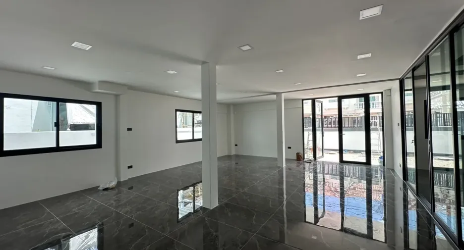 Oficina en alquiler de 7 habitaciones en Phra Khanong, Bangkok