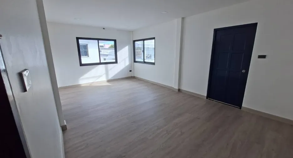 Oficina en alquiler de 6 habitaciones en Phra Khanong, Bangkok