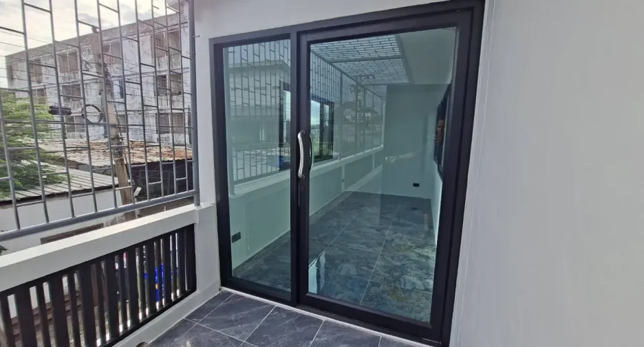 Oficina en alquiler de 6 habitaciones en Phra Khanong, Bangkok
