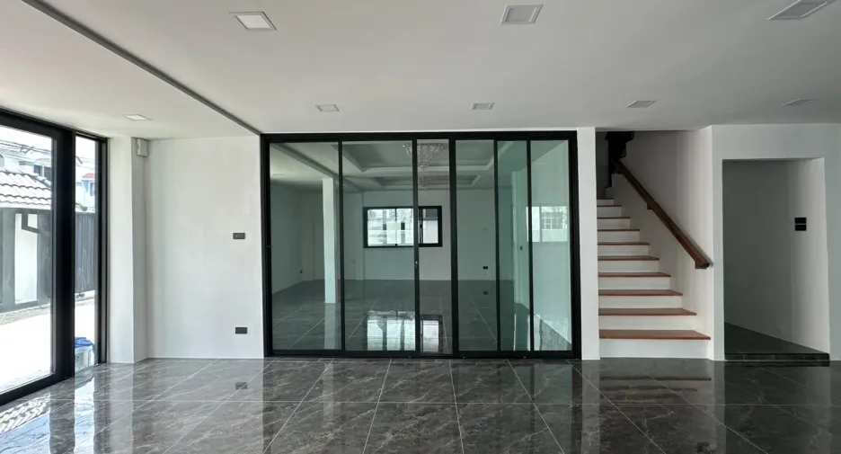 Oficina en alquiler de 7 habitaciones en Phra Khanong, Bangkok