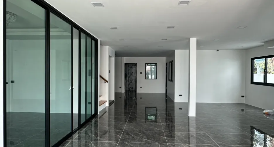 Oficina en alquiler de 7 habitaciones en Phra Khanong, Bangkok