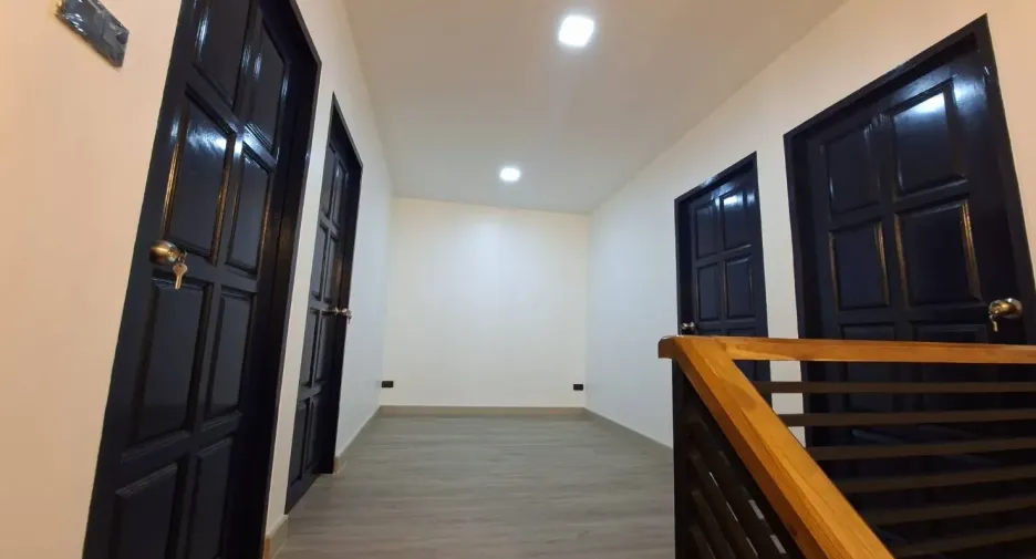 Oficina en alquiler de 6 habitaciones en Phra Khanong, Bangkok