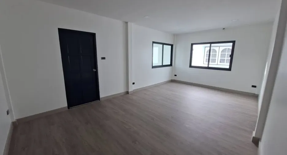 Oficina en alquiler de 6 habitaciones en Phra Khanong, Bangkok