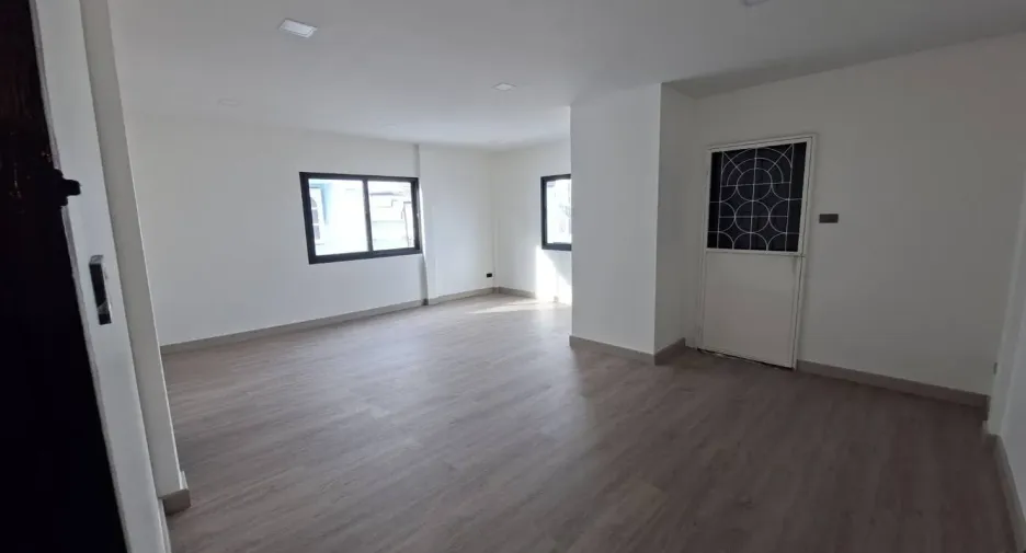 Oficina en alquiler de 6 habitaciones en Phra Khanong, Bangkok