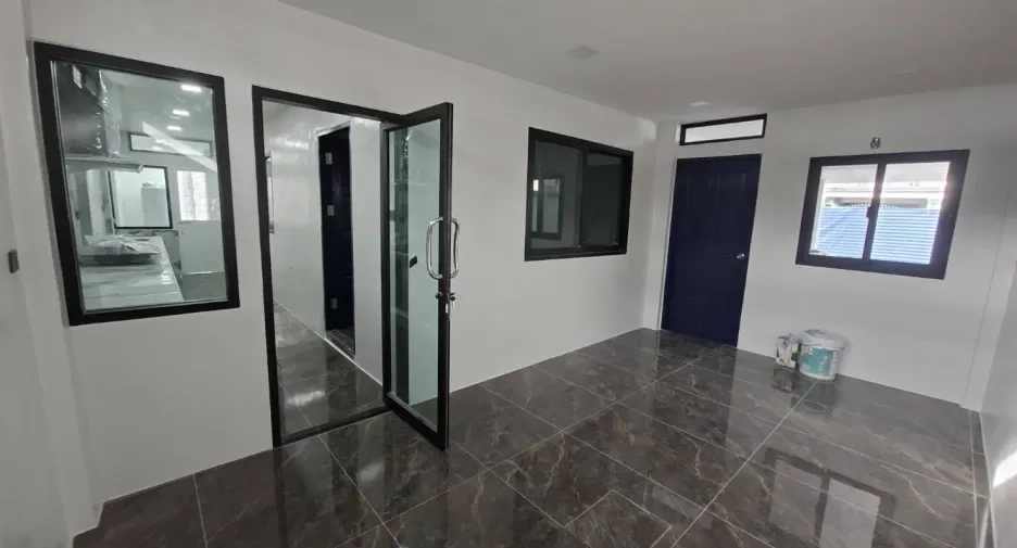Oficina en alquiler de 6 habitaciones en Phra Khanong, Bangkok