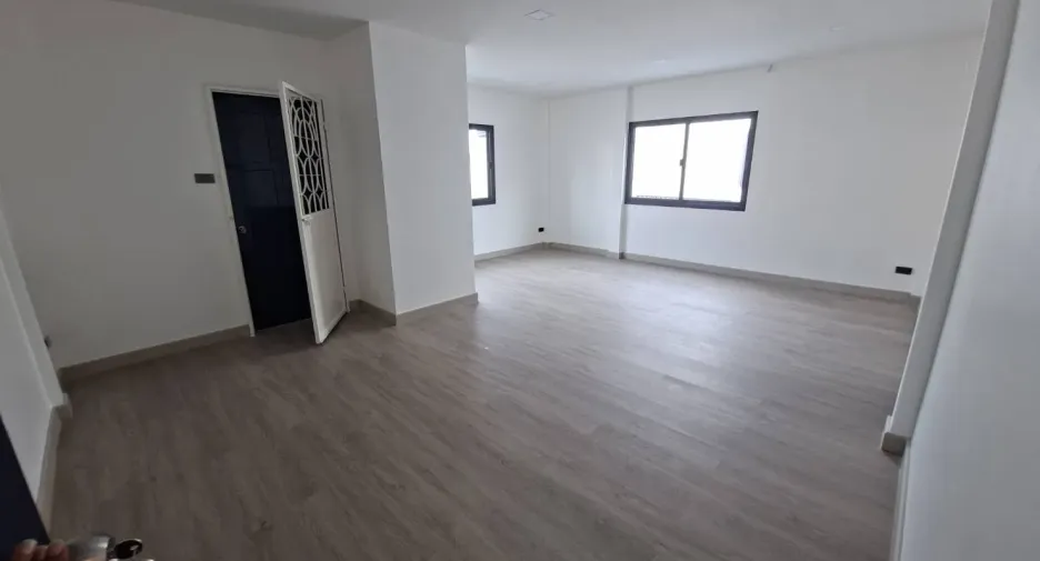 Oficina en alquiler de 6 habitaciones en Phra Khanong, Bangkok