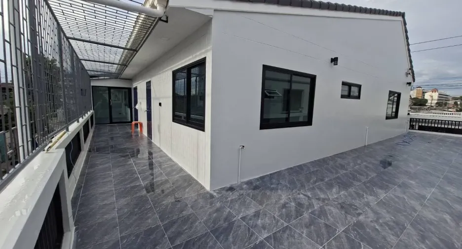 Oficina en alquiler de 6 habitaciones en Phra Khanong, Bangkok