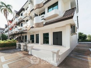 Casa adosada en alquiler de 5 habitaciones en Khlong Toei, Bangkok