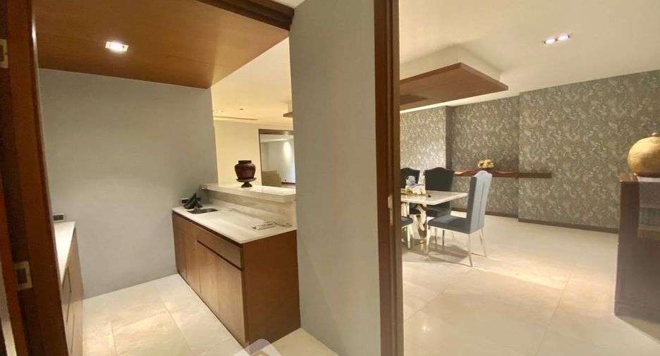 Condo en alquiler y en venta de 3 habitaciones en Watthana, Bangkok
