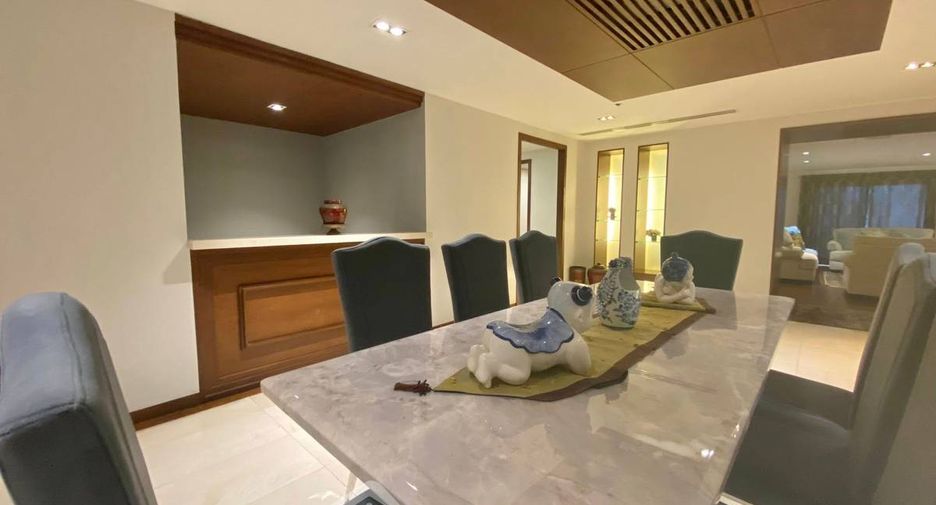 Condo en alquiler y en venta de 3 habitaciones en Watthana, Bangkok