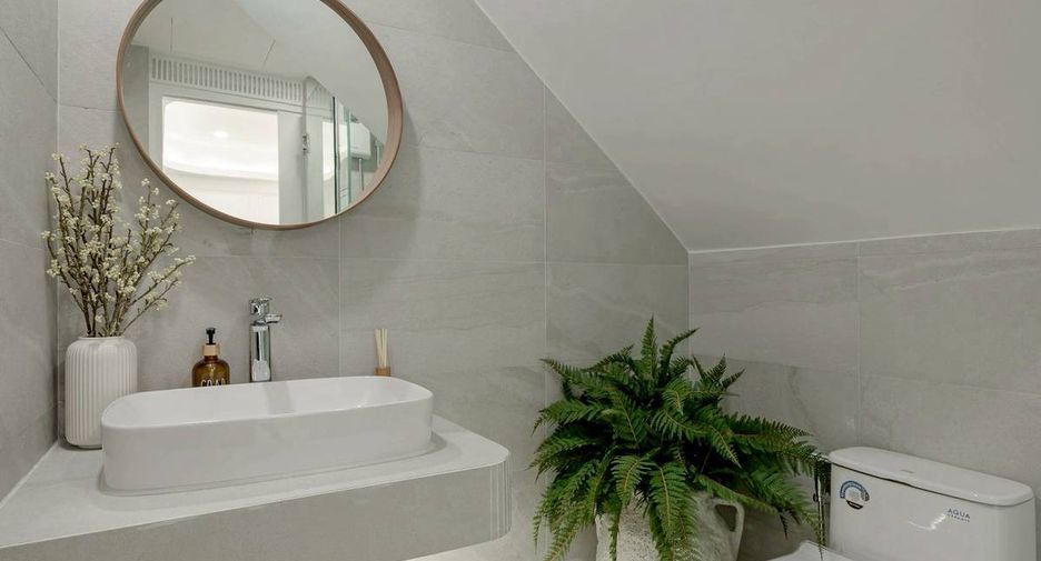 For sale 4 bedrooms condo in Watthana, Bangkok