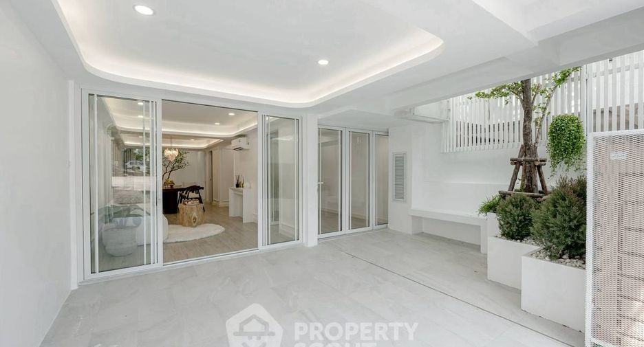 For sale 4 bedrooms condo in Watthana, Bangkok
