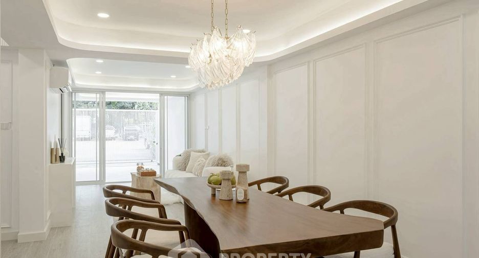For sale 4 bedrooms condo in Watthana, Bangkok