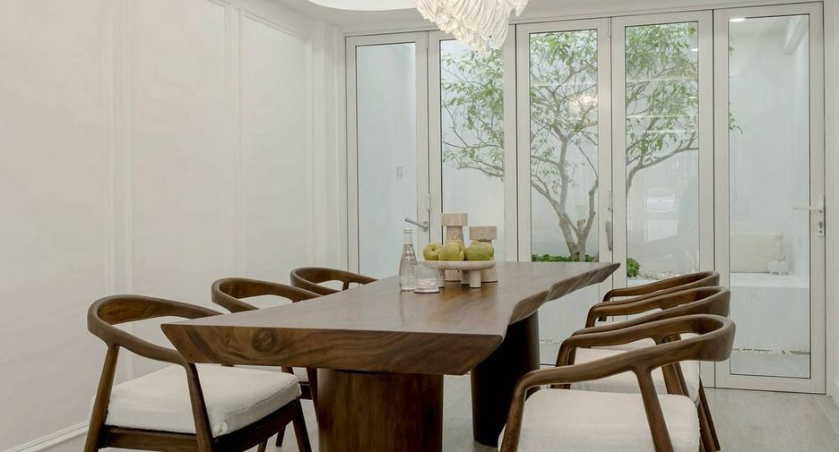For sale 4 bedrooms condo in Watthana, Bangkok