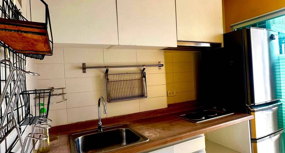 Condo en alquiler de 2 habitaciones en Huai Khwang, Bangkok