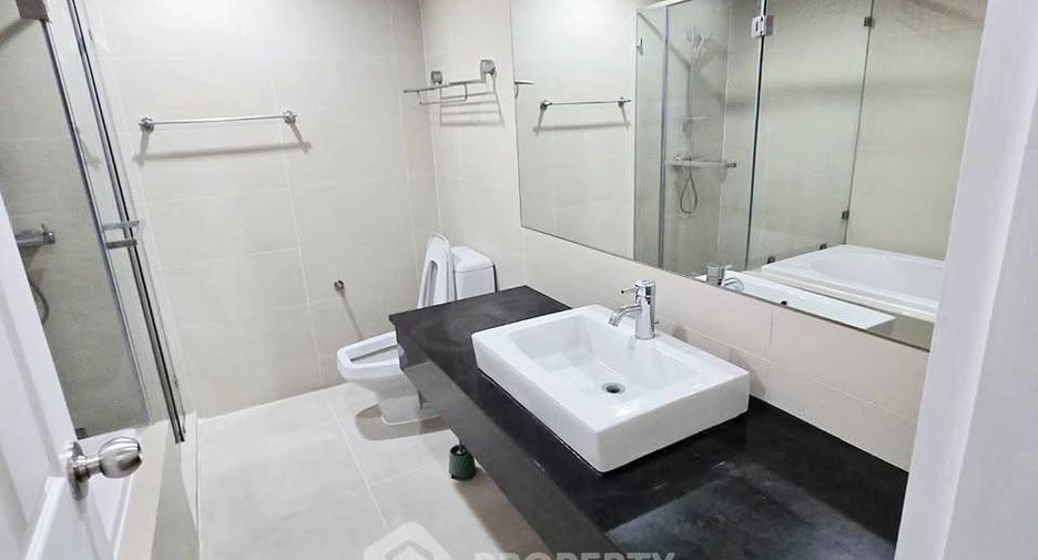 For rent 3 ベッドルーム condo in Huai Khwang, Bangkok