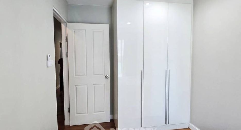 For rent 3 ベッドルーム condo in Huai Khwang, Bangkok