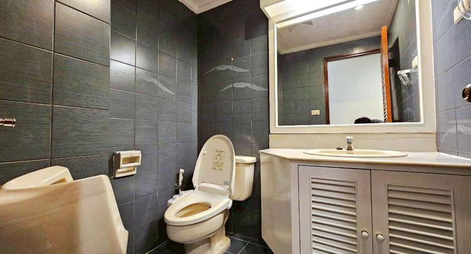 For rent 3 bedrooms condo in Watthana, Bangkok