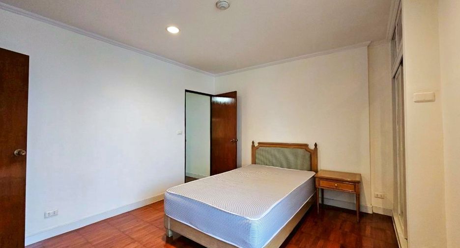 For rent 3 bedrooms condo in Watthana, Bangkok