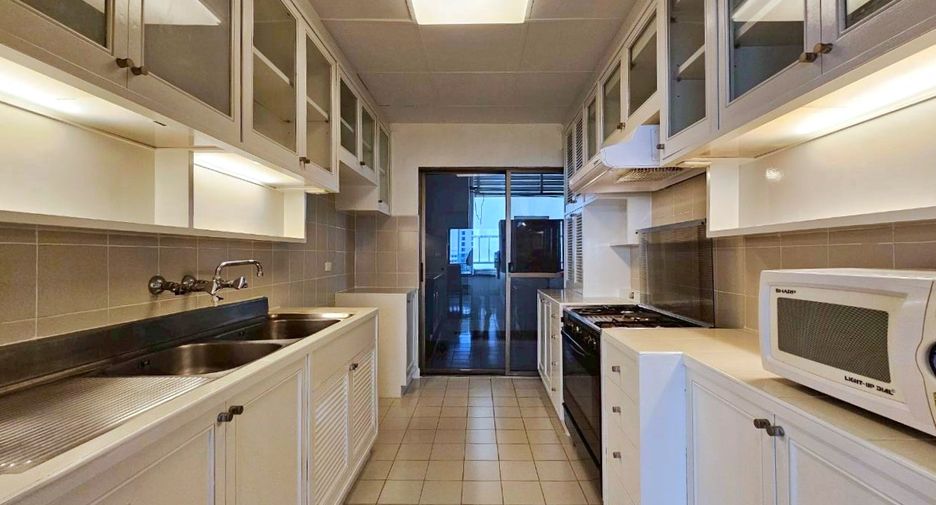 For rent 3 bedrooms condo in Watthana, Bangkok