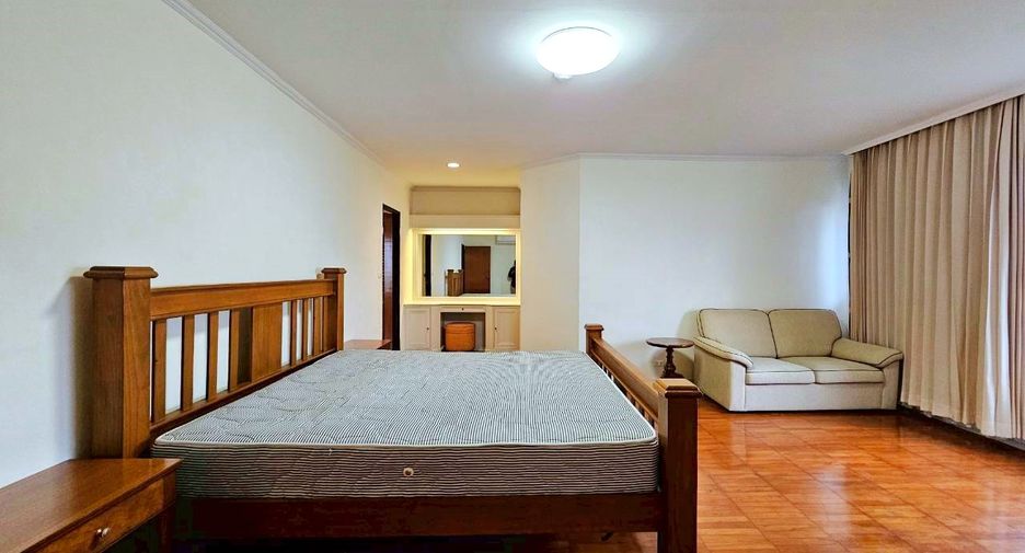 For rent 3 bedrooms condo in Watthana, Bangkok