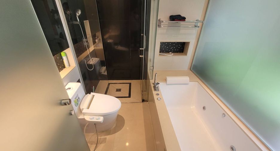 For rent 2 bedrooms condo in Khlong Toei, Bangkok
