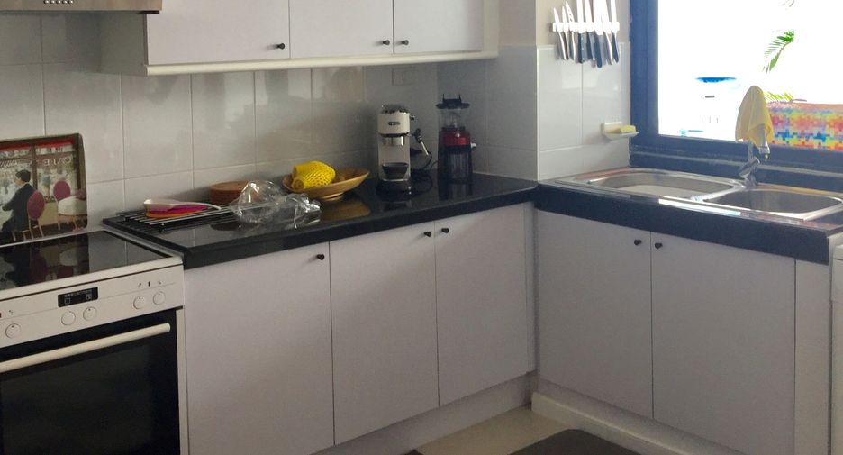 Condo en alquiler de 3 habitaciones en Watthana, Bangkok