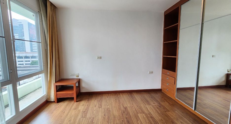 Аренда 4 спальни кондо в Щаттхана, Бангкок