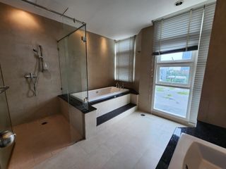 Аренда 4 спальни кондо в Щаттхана, Бангкок