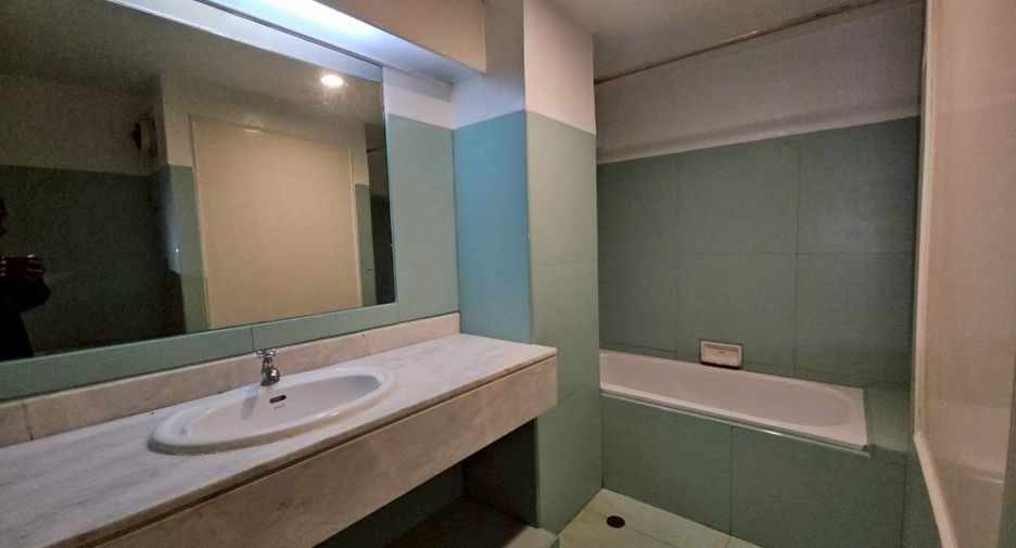 For rent 3 bedrooms condo in Watthana, Bangkok