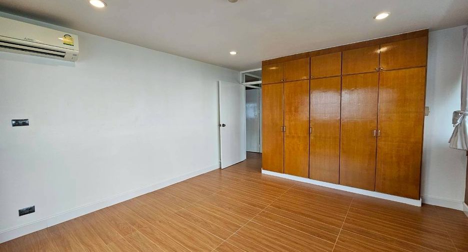 For rent 3 bedrooms condo in Watthana, Bangkok