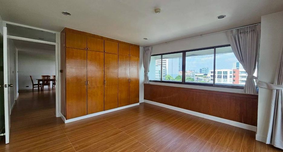 For rent 3 bedrooms condo in Watthana, Bangkok