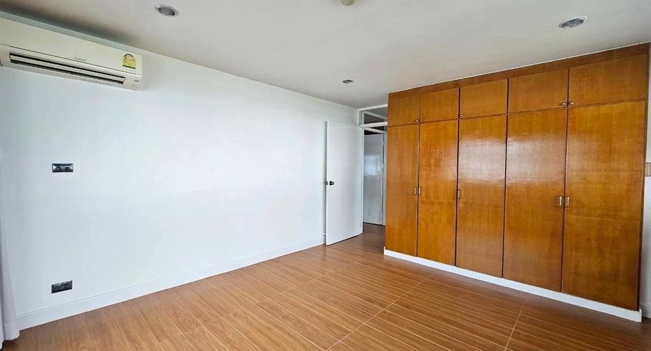 For rent 3 bedrooms condo in Watthana, Bangkok
