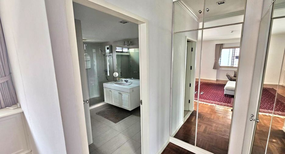 For rent 3 bedrooms condo in Watthana, Bangkok