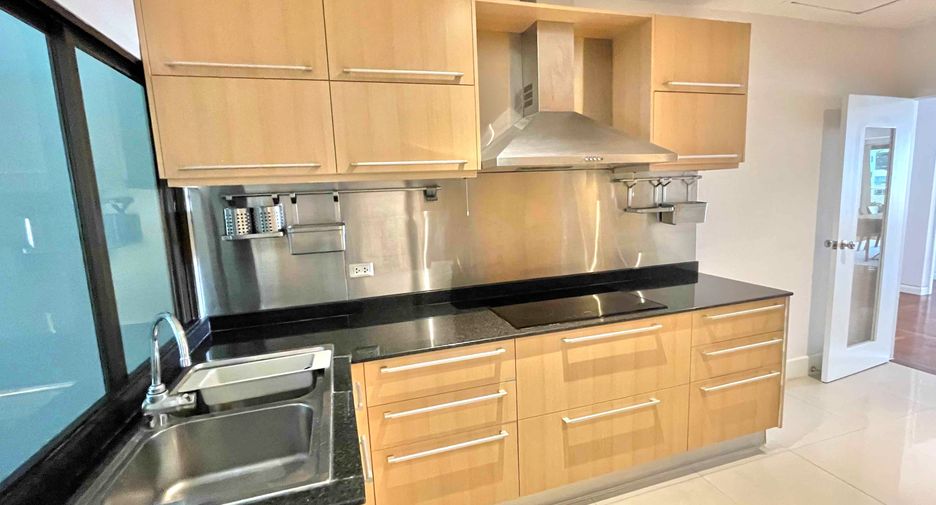 For rent 3 bedrooms condo in Watthana, Bangkok