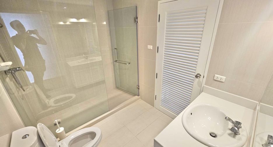 For rent 3 bedrooms condo in Watthana, Bangkok