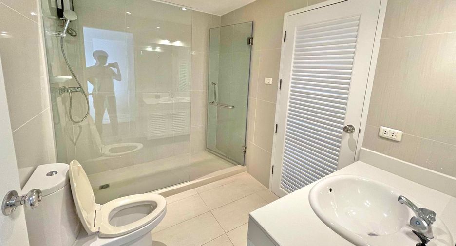 For rent 3 bedrooms condo in Watthana, Bangkok
