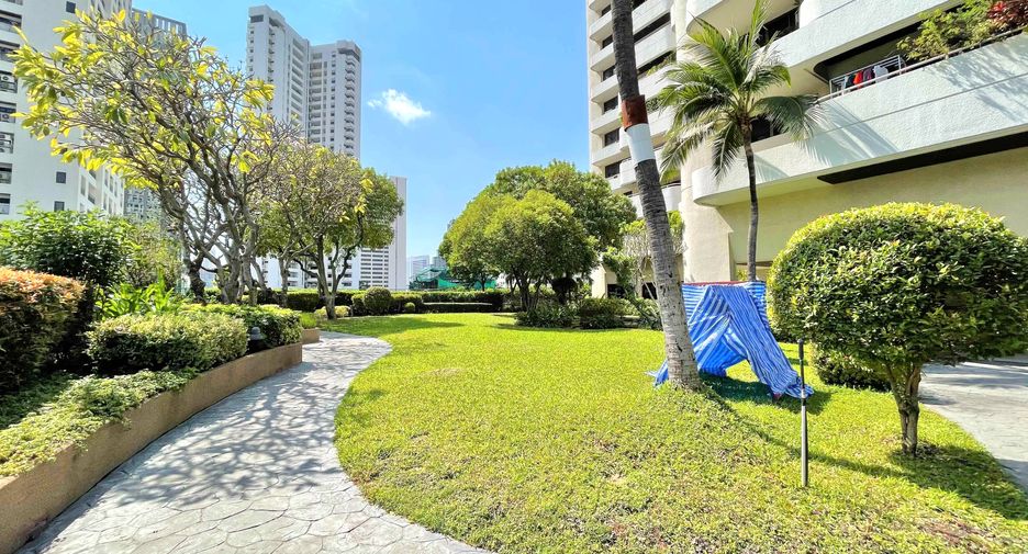 For rent 3 bedrooms condo in Watthana, Bangkok
