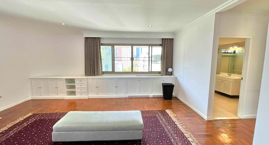 For rent 3 bedrooms condo in Watthana, Bangkok
