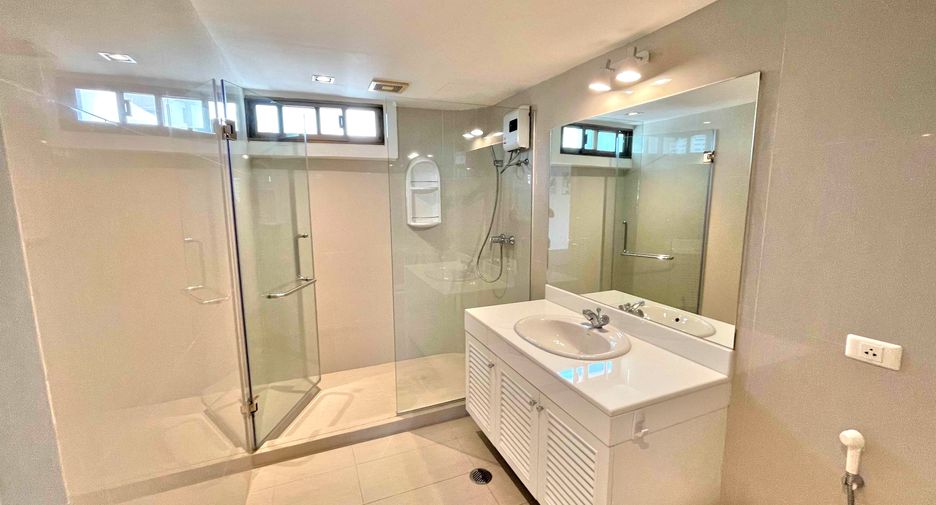 For rent 3 bedrooms condo in Watthana, Bangkok
