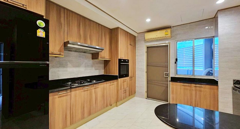 À louer 4 chambres condo à Khlong Toei, Bangkok