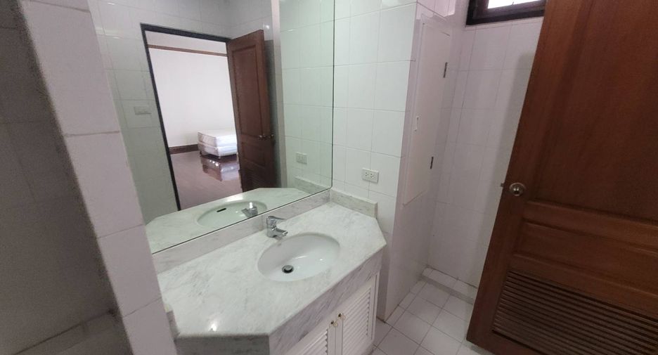 For rent 3 bedrooms condo in Watthana, Bangkok